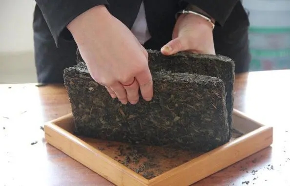 2022年怎么撬普洱茶磚？