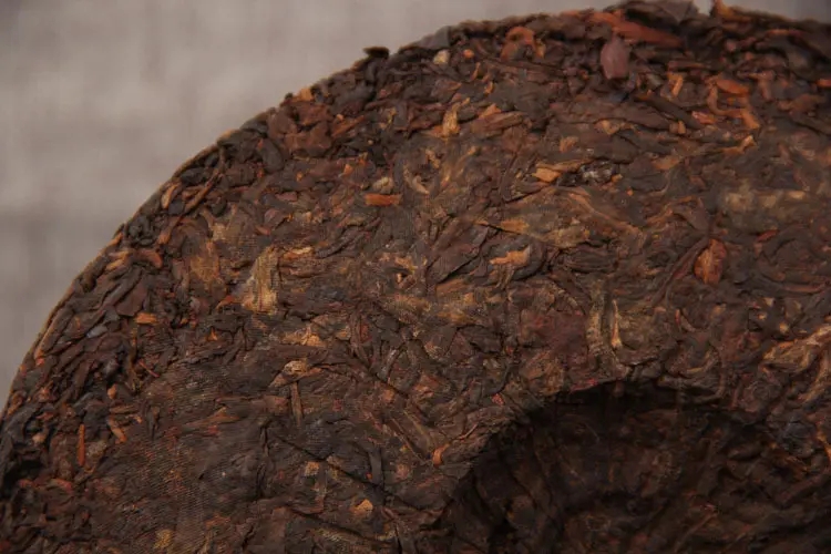 如何判斷普洱茶是否發(fā)霉？發(fā)霉的普洱茶應(yīng)該怎么處理？