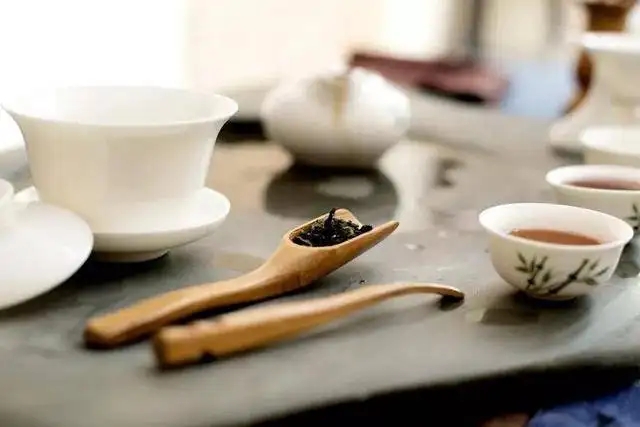 為什么有時喝茶嗓子會發(fā)干？