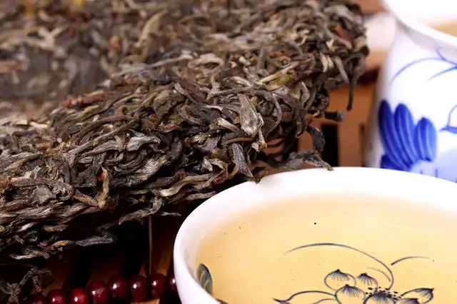 喝普洱茶，生茶和熟茶哪個(gè)更適合你？
